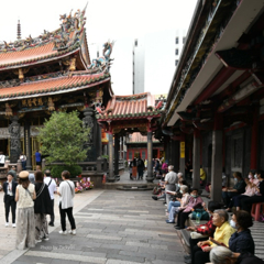 艋舺龍山寺” Lukang Lungshan Temple”