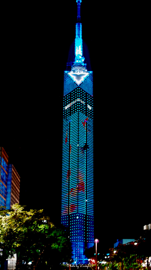 夜空を泳ぐ金魚達
