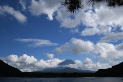 精進湖と富士山