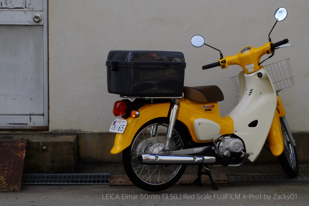 街角の黄色いオートバイ