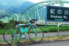 エメラルド色の橋とチェレステ色の自転車