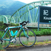 エメラルド色の橋とチェレステ色の自転車