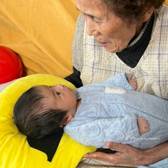 94歳差のにらめっこ