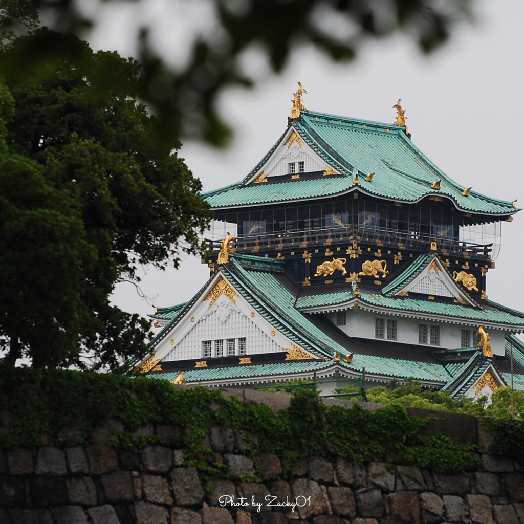伏虎に　平和な世界　祈願して