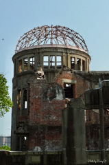 夏空の原爆ドームとアゲハ蝶