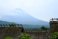 茅葺きの集落と富士山
