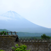 茅葺きの集落と富士山