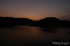 ダム湖の夕暮れと三日月