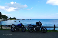 青い海と青いオートバイ
