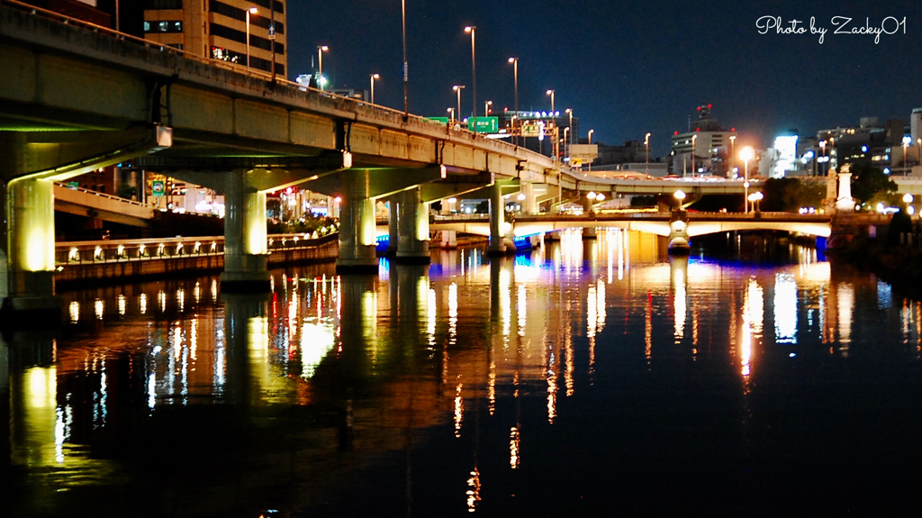 秋の夜 水面（みなも）に映る 恋あかり