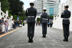 中正紀念堂の衛兵を見る子供達の眼差し