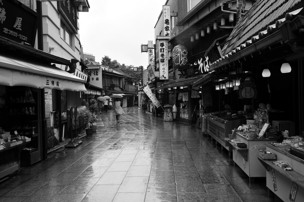 雨の帝釈天参道