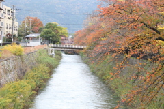 川原にて