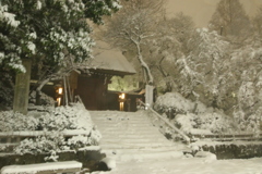 雪の深大寺山門