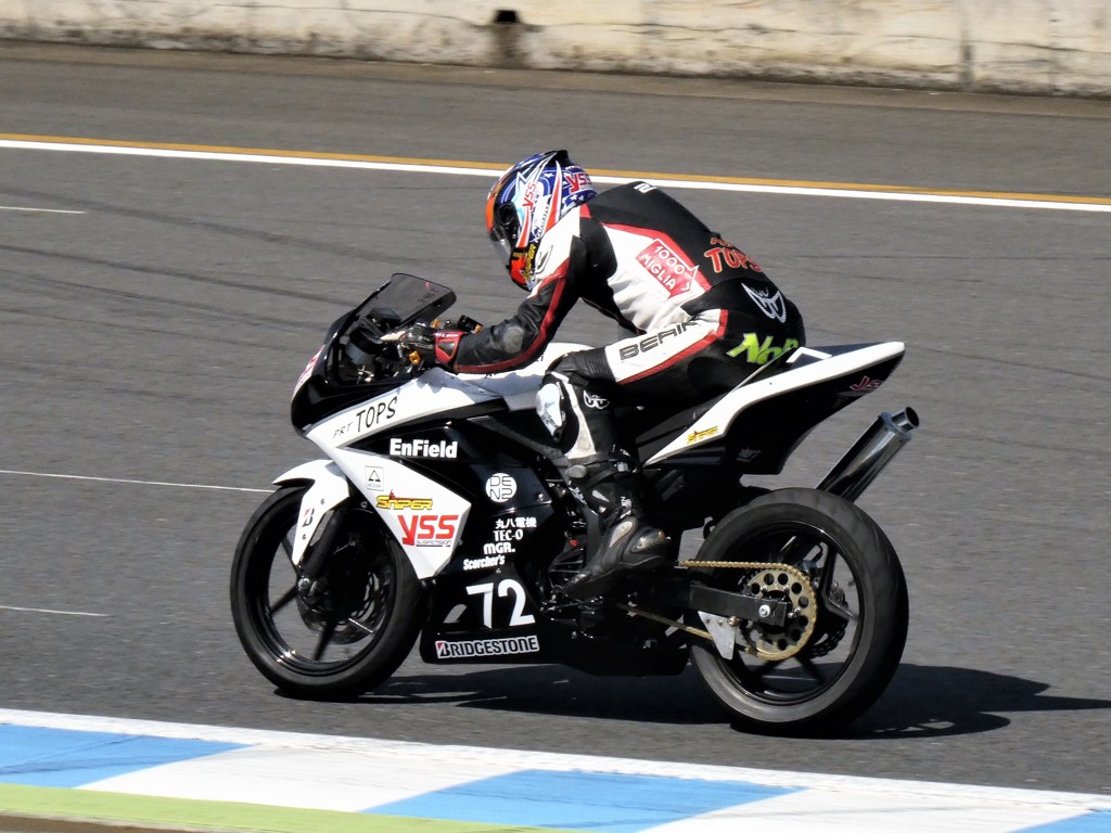 ヘアピン立ち上がり72号車