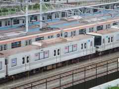 駅車庫に停車中の電車