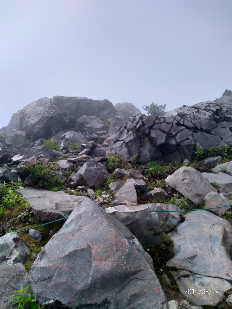 山頂付近のガラガラの岩場