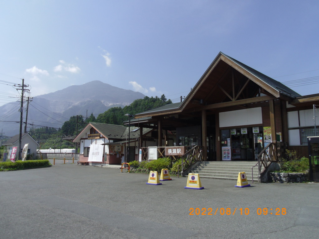 横瀬駅と武甲山
