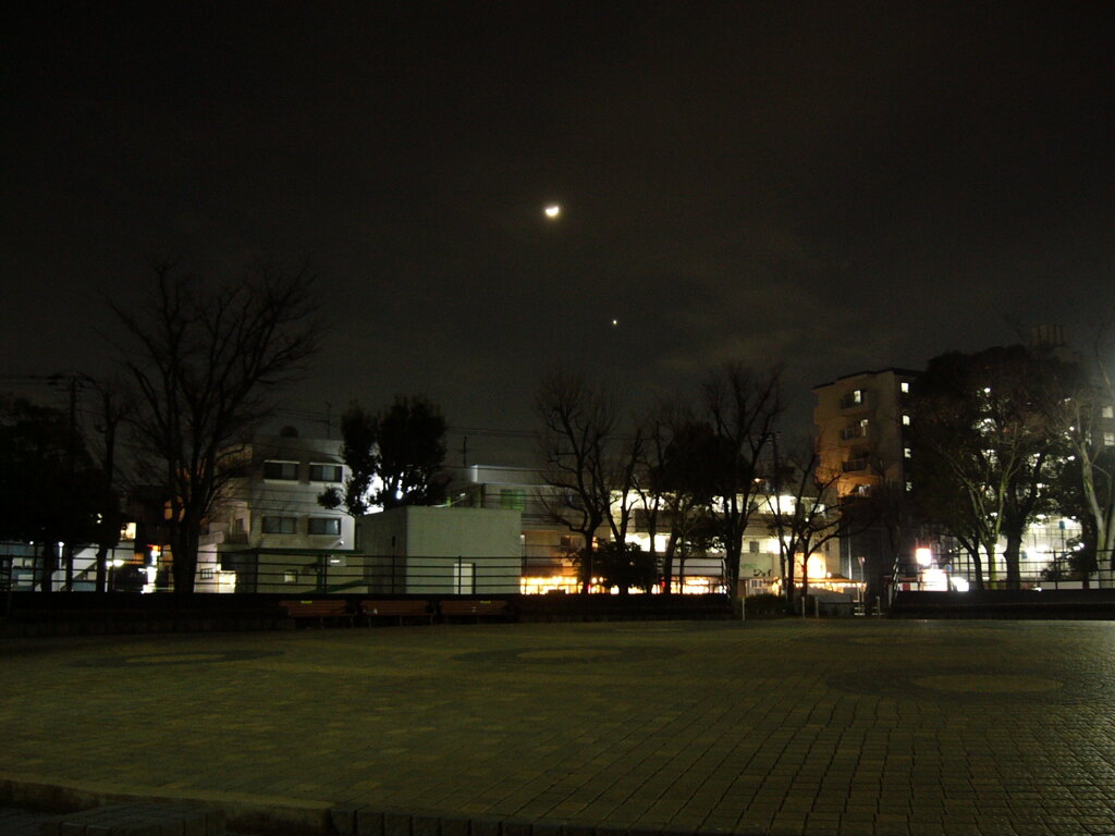 夜の噴水広場と三日月