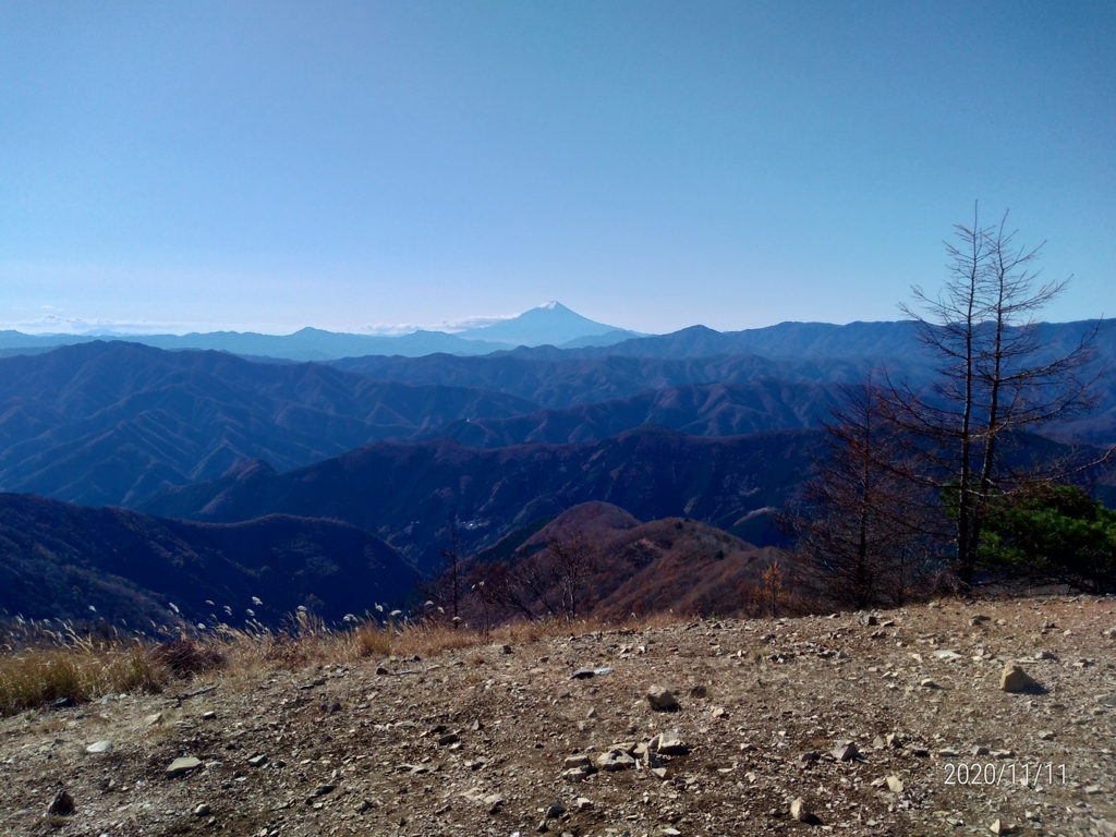 鷹ノ巣山山頂にて