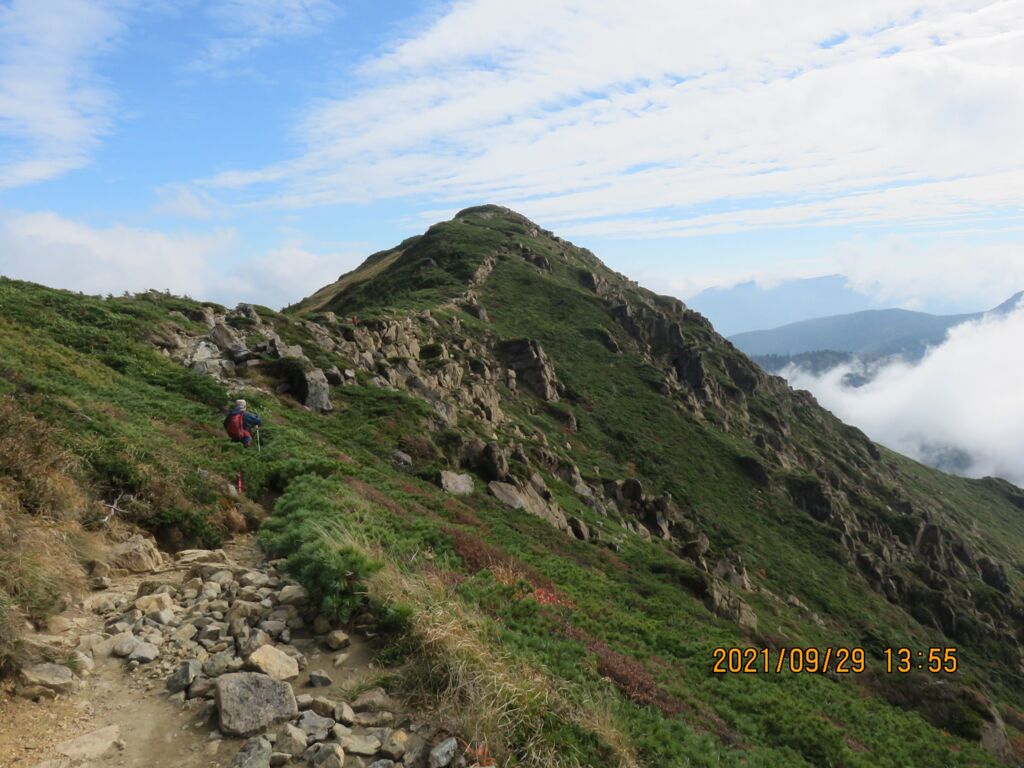 至仏山と小至仏山の稜線