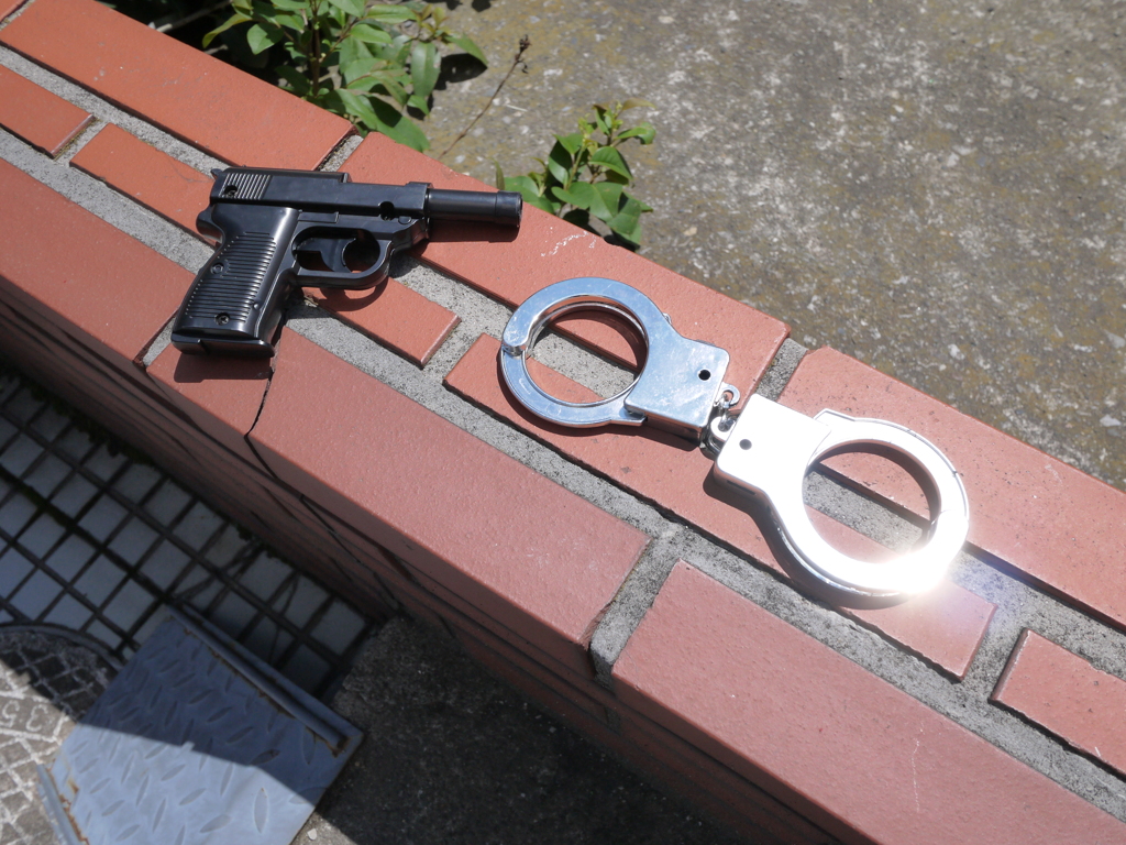 銃と手錠