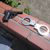 銃と手錠