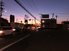 朝焼けに染まる青梅街道