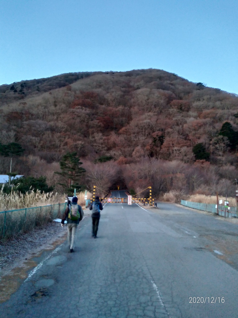 夜明け直前の竜ヶ岳へ