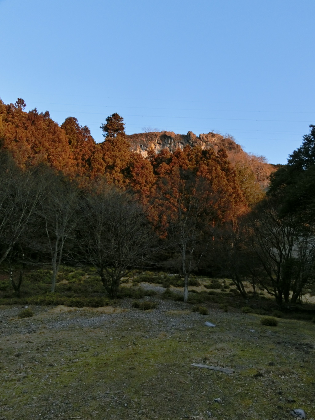 朝焼けの岩山