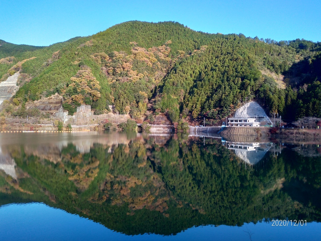 有馬ダムの水鏡