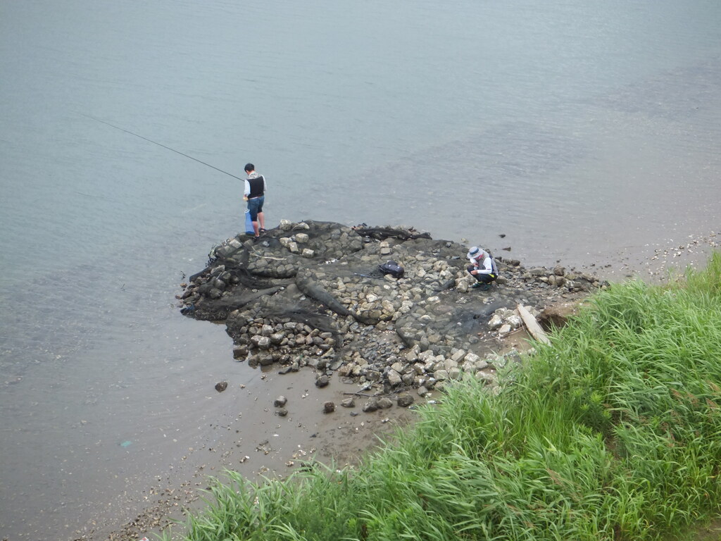 川の釣り人
