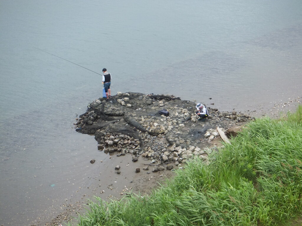 川の釣り人