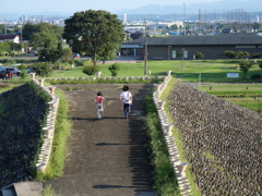 古墳で遊ぶ子どもたち
