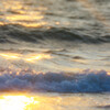 海の夕陽と波