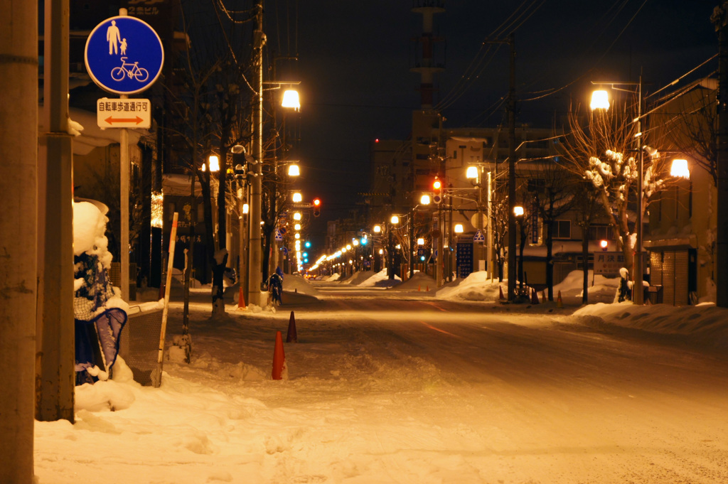 夜明け前の雪小路