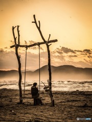 砂浜のブランコ