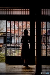 窓辺に佇む