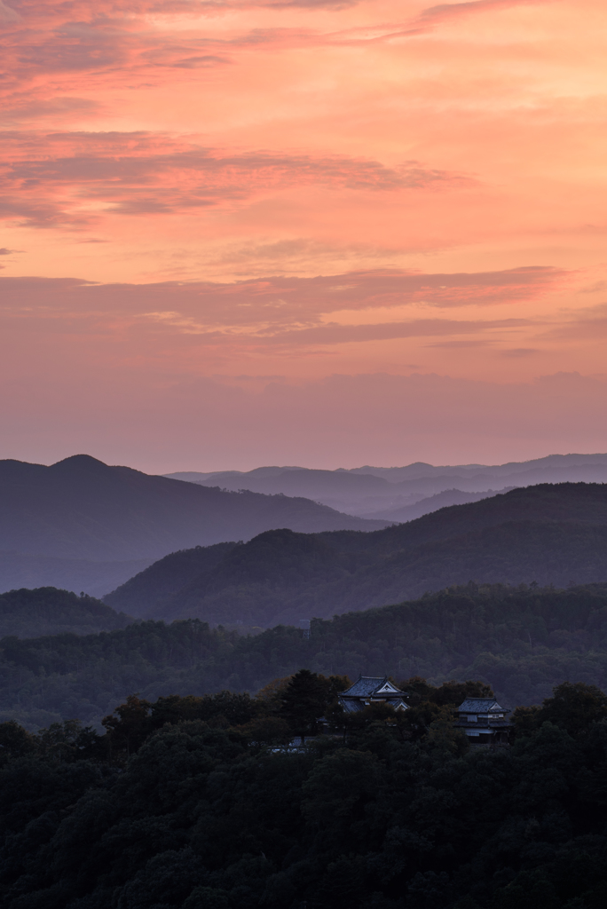 夕暮れの松山城