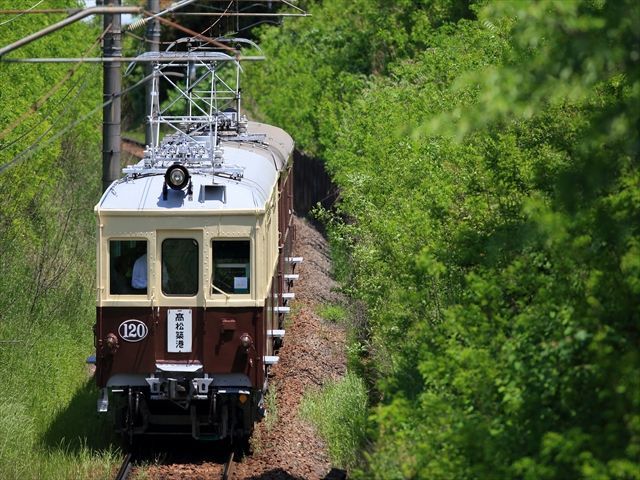 ことでん琴平線.120型＋300型レトロ電車.挿頭丘‐岡本_s