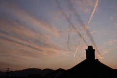 夕日とひこうき雲とトンガリ屋根とのコラボ②