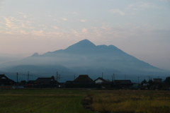 朝靄の矢筈が岳