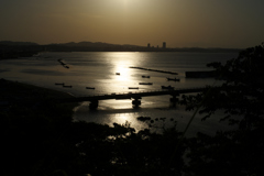 港と夕日