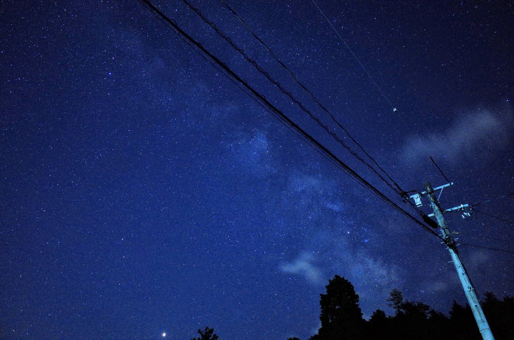 電線と星空