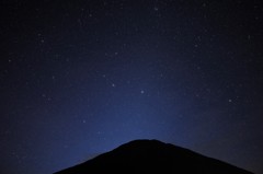 大山と星空