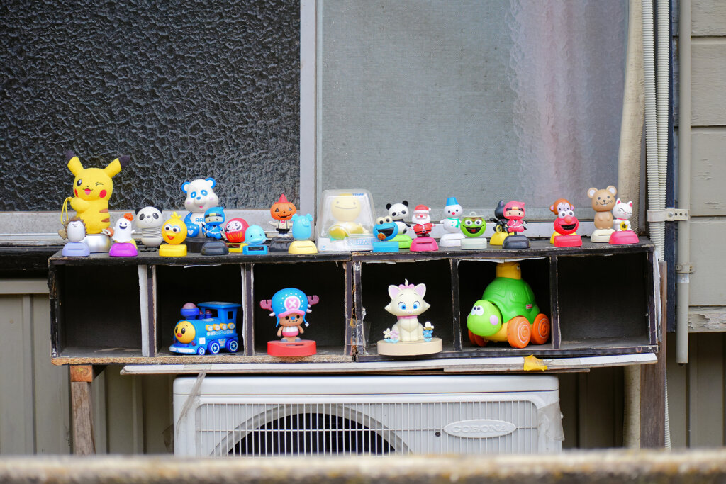 近所のアパートで子供好きのお爺さんが飾っております(∩.∩）