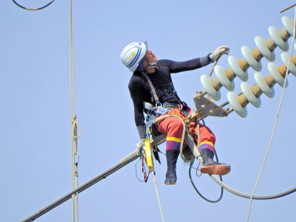 高圧送電線鉄塔での高所作業中　４