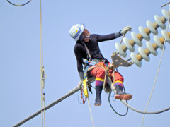 高圧送電線鉄塔での高所作業中　４
