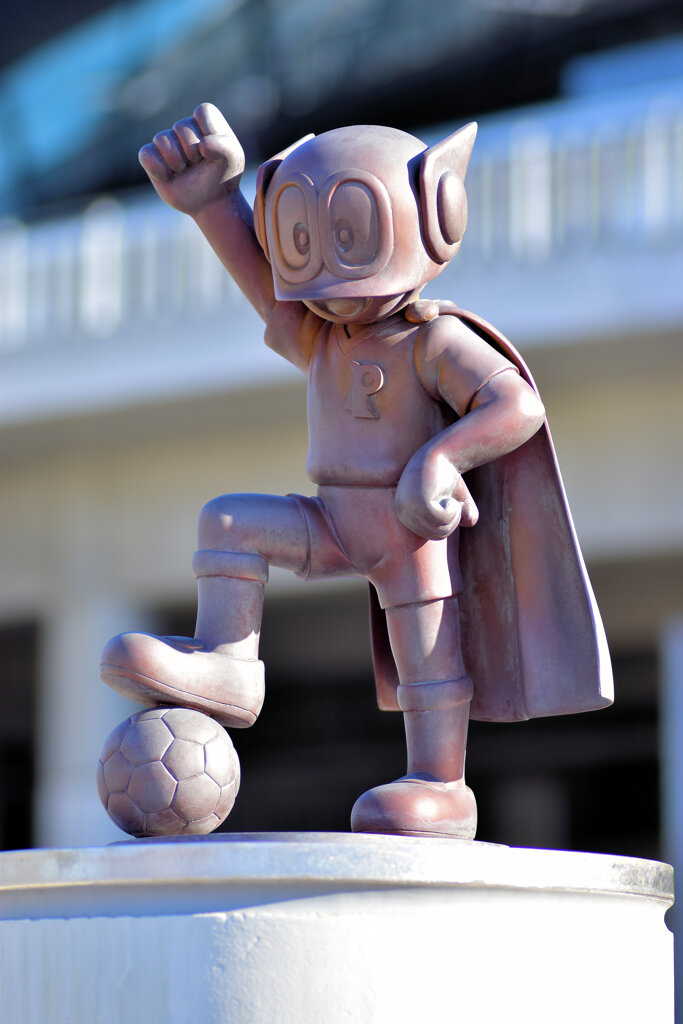 等々力陸上競技場で　パーマンケのブロンズ像　３