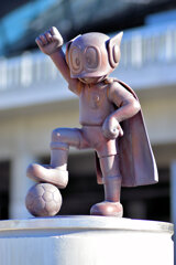 等々力陸上競技場で　パーマンケのブロンズ像　３